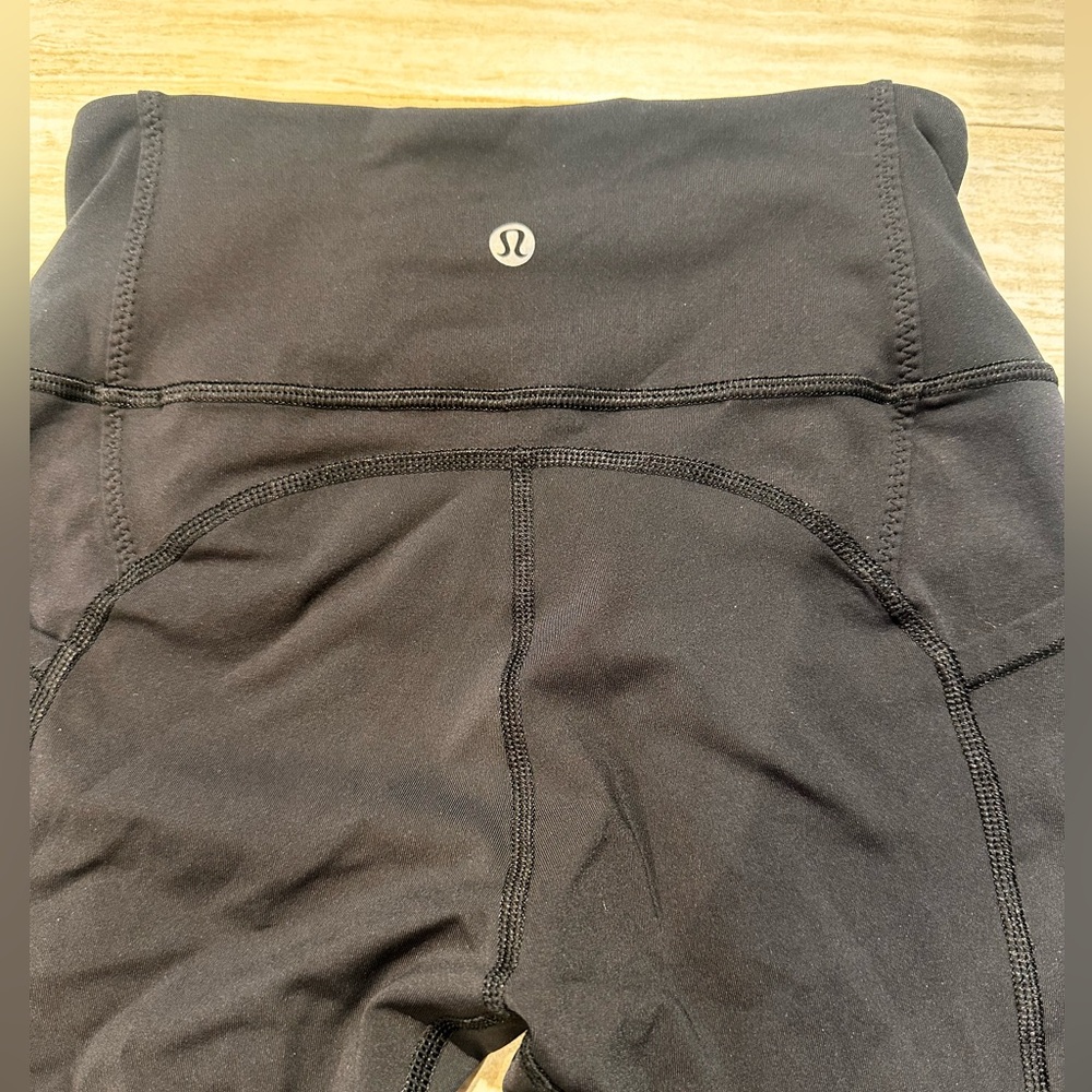 Lululemon cropped leggings with pockets 22”long
Size 4 ( no inside tag)